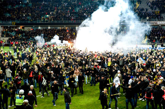 Planen stormas vid slutsignalen. Svenska Mästare, SM-guld