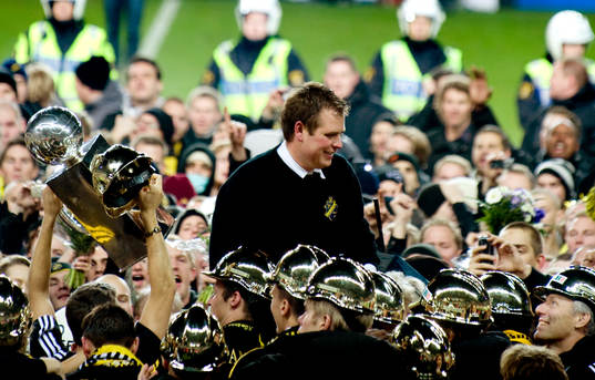 Mikael Stahre, tränare AIK, med pokalen, jubel. Svenska