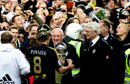 Daniel Tjernström, AIK får pokalen av Lars-Åke Lagrell.