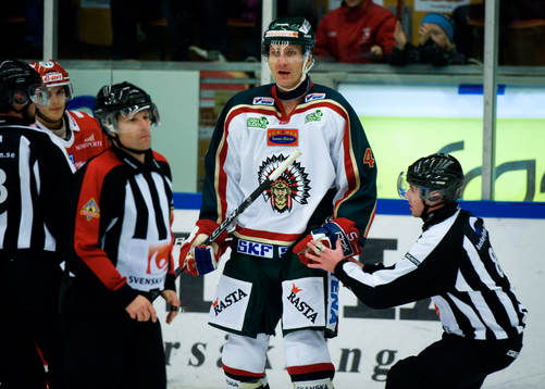 Kristian Kudroc, Frölunda blir utvisad 2+10min. Domare,