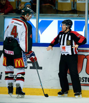 Kristian Kudroc, Frölunda blir utvisad 2+10min. Domare,
