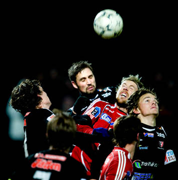 Robert Eckerman, Skövde omringad av spelare från