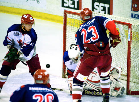 Pucken utanför Kim Holmqvist, målvakt, Hässleholm