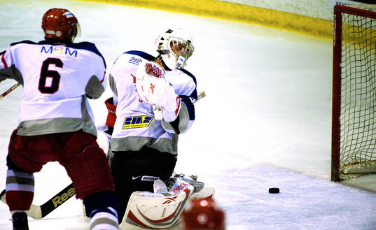 Kim Holmqvist, målvakt, Hässleholm, ser pucken glida in i