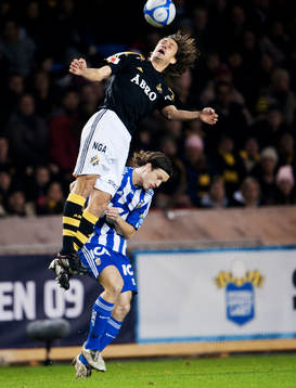 Iván Obolo, AIK, vinner en luftduell mot Gustav Svensson,