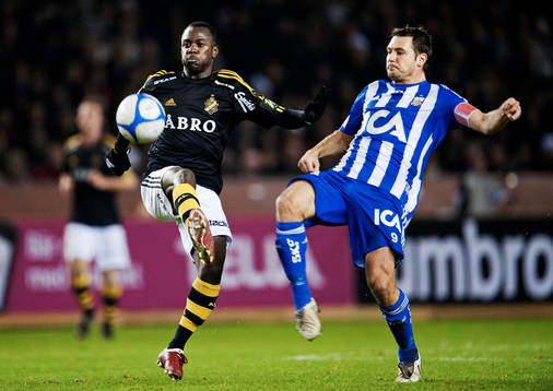 Dulee Johnson, AIK, i kamp om bollen med Stefan Selakovic,