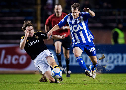 Nils-Eric Johansson, AIK, tacklar Tobias Hysén, IFK