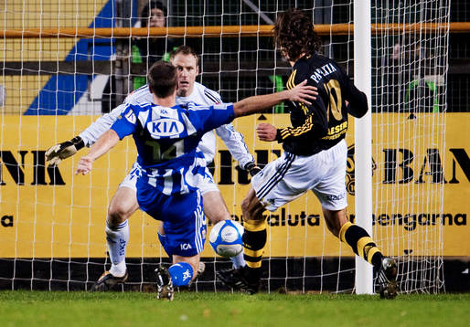 Iván Obolo, AIK, gör 1-0 bakom Kim Christensen, målvakt,