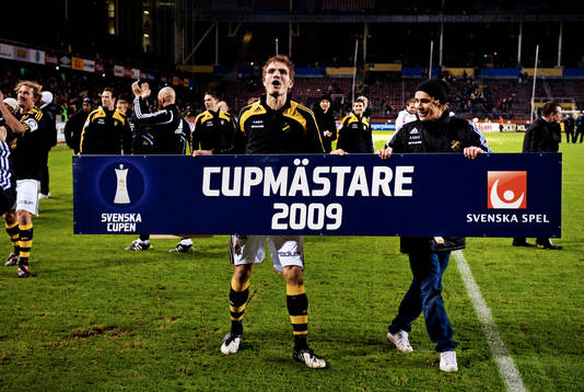 Jos Hooiveld, AIK, går omkring med segerskylten