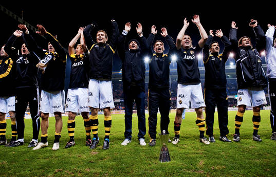 AIK vann Svenska cupen. AIK-spelarna tackar fansen. Jubel,