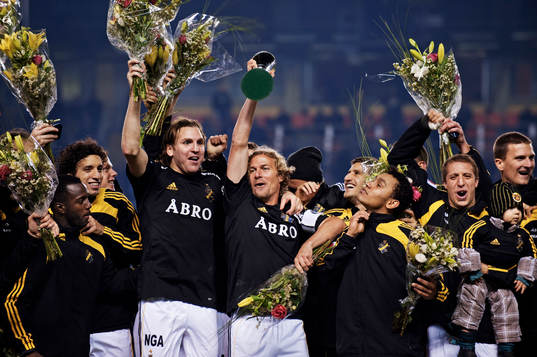 AIK vann Svenska cupen. Daniel Tjernström håller upp