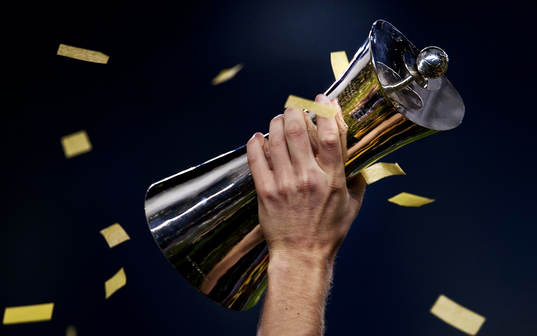 Daniel Tjernström, AIK, håller upp pokalen. Pokal