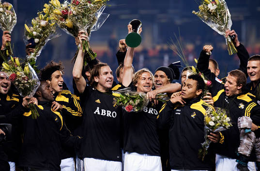 AIK vann Svenska cupen. Daniel Tjernström håller upp