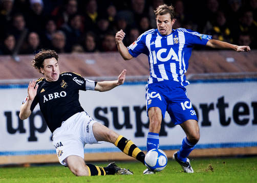 Nils-Eric Johansson, AIK, tacklar Niclas Alexandersson, IFK