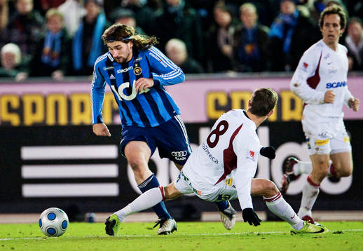 Jan Tauer, Djurgården, dribblar förbi Dennis Östlundh,