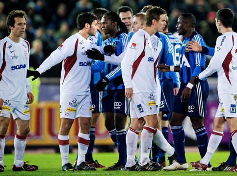 Mattias Genc, Assyriska, i diskussion med djurgårdenspelare
