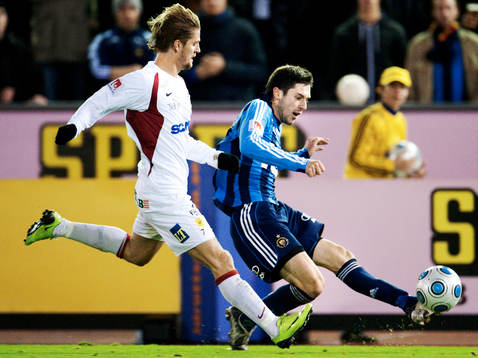 Hrvoje Milic, Djurgården, tar sig förbi Martin Lorentzon,
