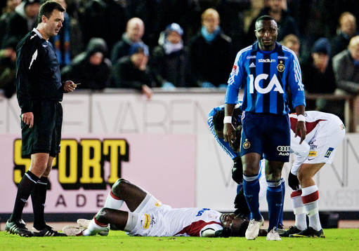 Lamin Conateh, Assyriska, skadade sig allvarligt. Skada