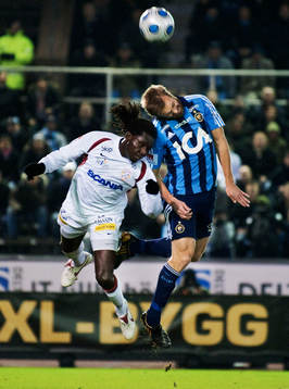 Lamin Conateh, Assyriska, i en luftduell med Mattias