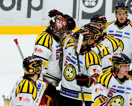 Jacob Markström, målvakt, Brynäs, grattas av sina