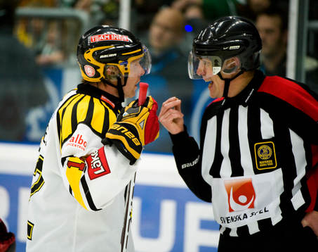 Andreas Dackell, Brynäs och Morgan Johansson, domare