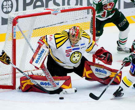 Pucken framför Jacob Markström, målvakt, Brynäs