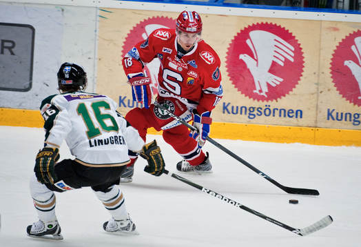 Linus Videll, Södertälje, drar Fredrik Lindgren,