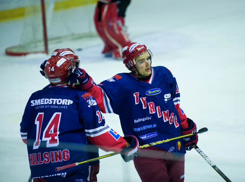 2-0, målskytten (???) grattas av Anton Hellsing
