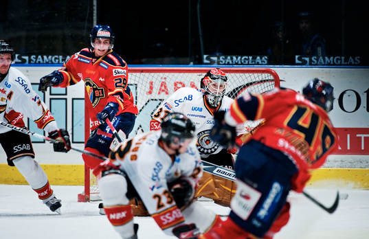Kyle Klubertanz, Djurgården, skjuter mot Mattias Modig,