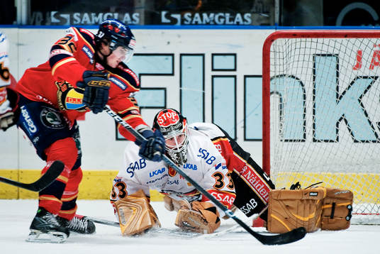 Marcus Krüger, Djurgården, gör 2-2 bakom Mattias Modig,