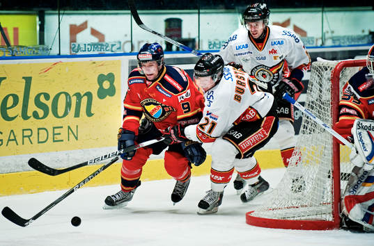 Kristofer Ottosson, Djurgården, i kamp om pucken med