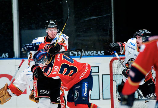 Alexander Hellström, Luleå, slår till Daniel Brodin,