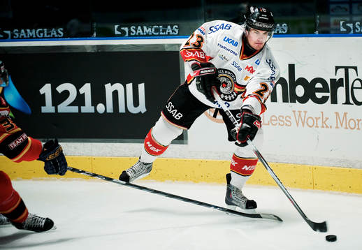 Karl Fabricius, Luleå, passar pucken
