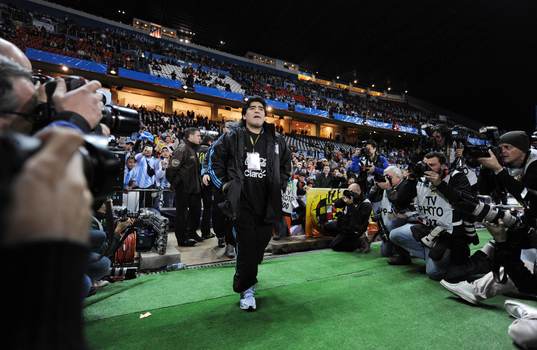 Diego Maradona, tränare, Argentina, gör entré
