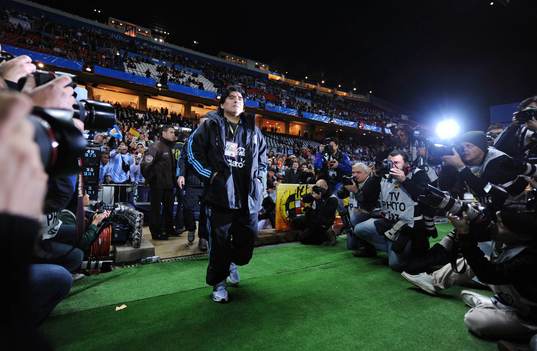 Diego Maradona, tränare, Argentina, gör entré