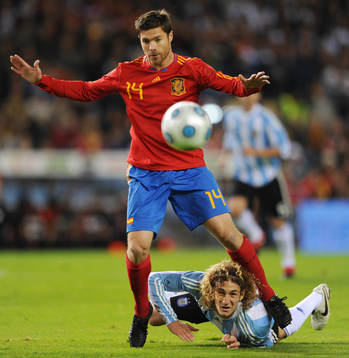 Xabi Alonso, Spanien och Fabricio Coloccini, Argentina