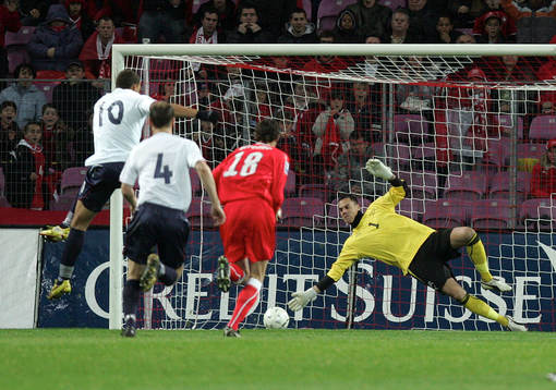 John Carew gör 0-1 till Norge bakom Diego Benaglio,