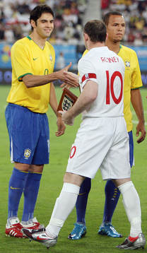 Wayne Rooney, England, skakar hand med Kaka, Brasilien