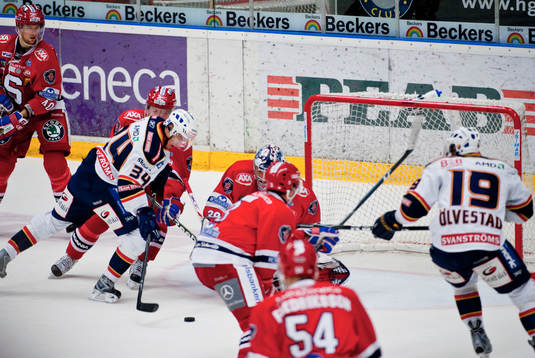 Daniel Brodin, Djurgården, är framme och trycker in 1-2