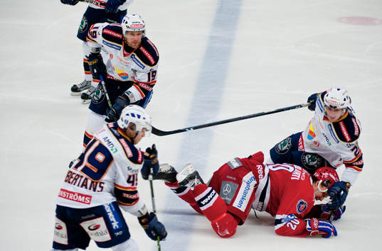 Petri Pakaslahti, Södertälje, trycks ned och undan av