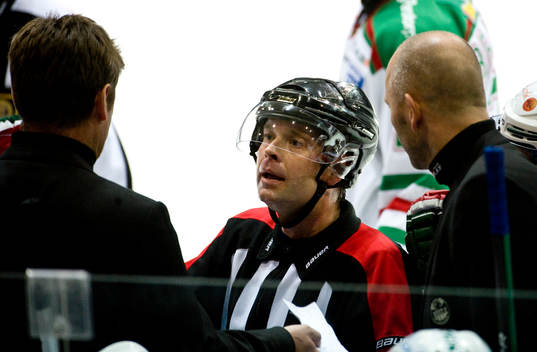 Domare Patrik Sjöberg pratar med Gunnar Persson, tränare