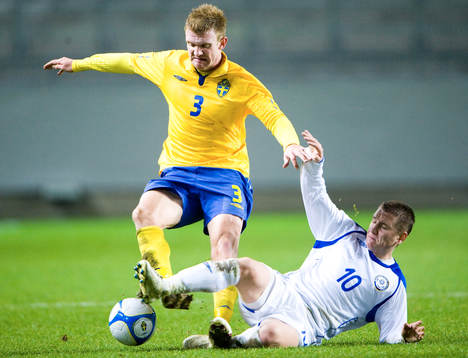 Vitaliy Goloveshkin tackar Michael Almebäck