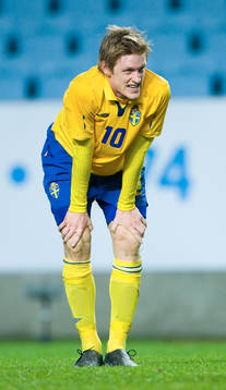 Rasmus Elm har fått en smäll och grinar illa