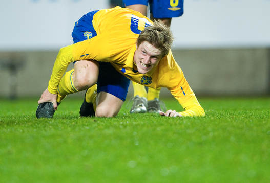 Rasmus Elm har fått en smäll och grinar illa