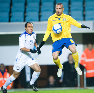 Emir Bajrami, Sverige, tar ner bollen