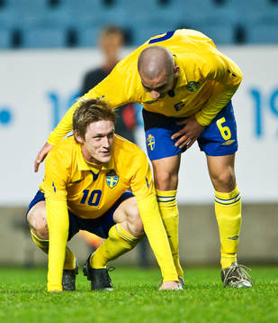 Rasmus Elm stöttas av Guillermo Molins