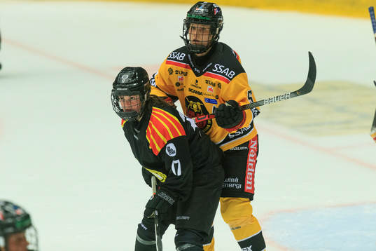 Brynäs Evelina Mäkinen och Luleås Johanna Fällman