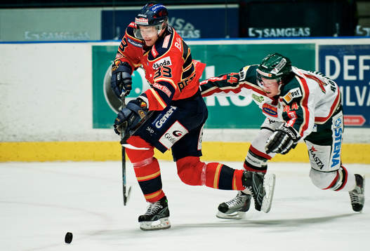 Timmy Pettersson, Djurgården, blir hakad av Martin