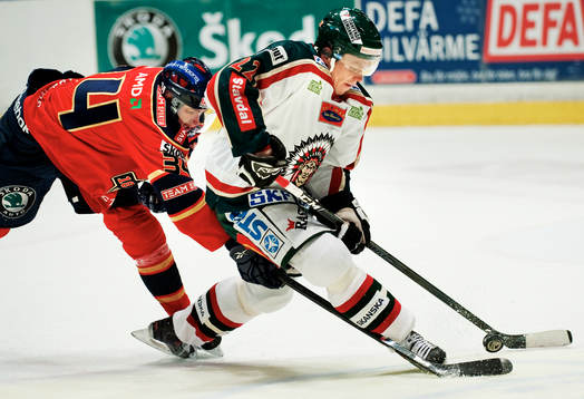 Daniel Brodin, Djurgården, är nära att ta pucken av