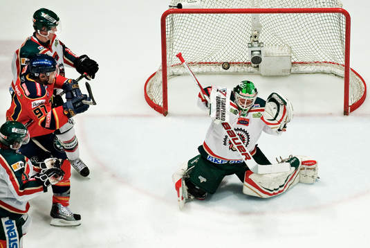 Sebastian Idoff, målvakt, Frölunda, räddar ett skott